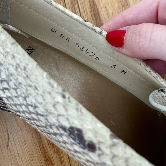 St. John Snake Skin Gold Chain Smoking Slippers Loafers Size 6 - Picture 3 of 6